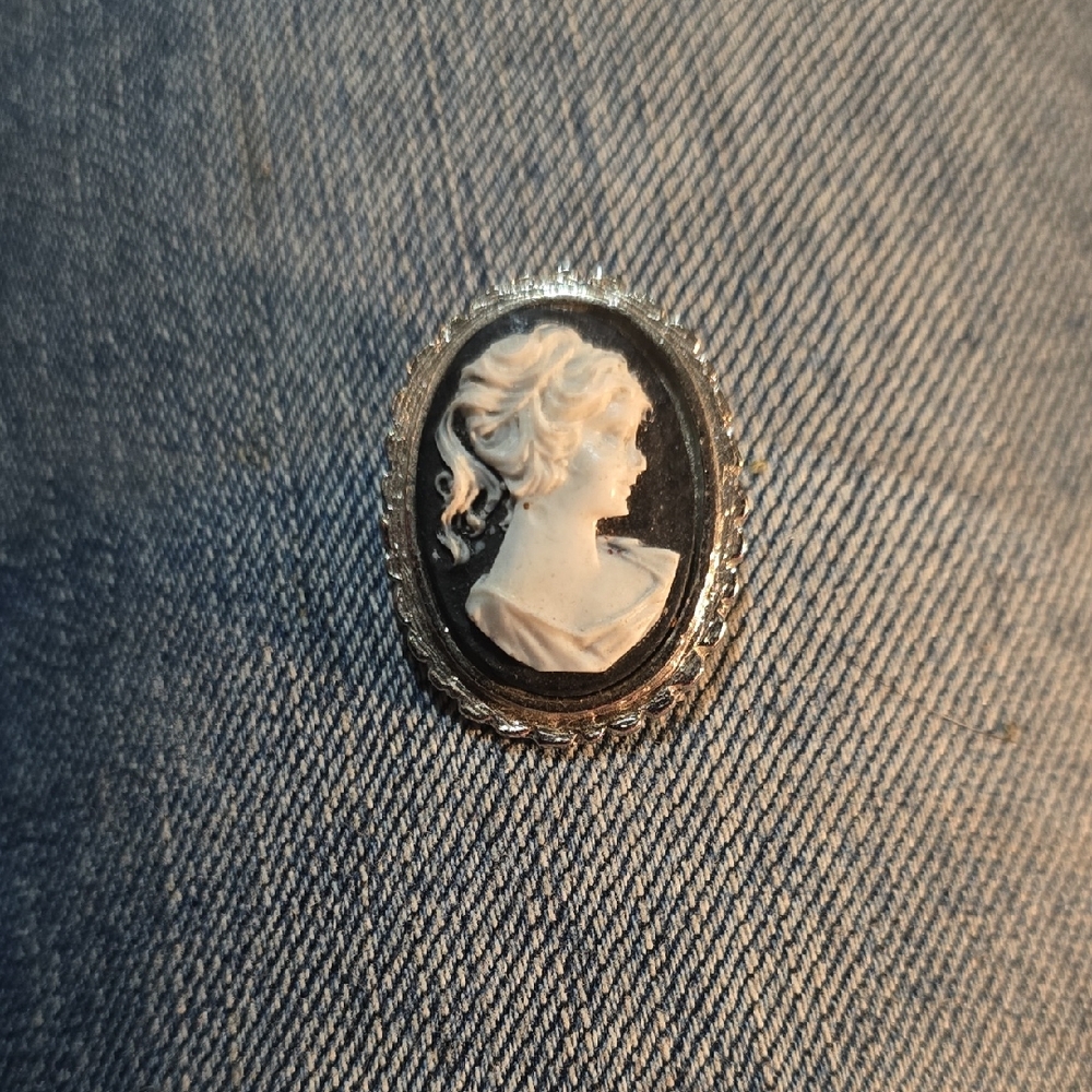 Vintage Cameo Brooch